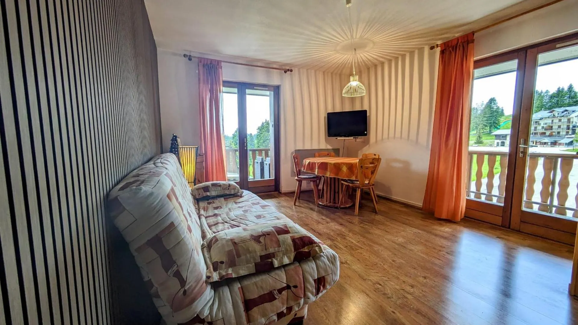 Appartement 4 Personnes Au Pied Des Pistes Les Deserts  0*, Les Deserts (Savoie) France